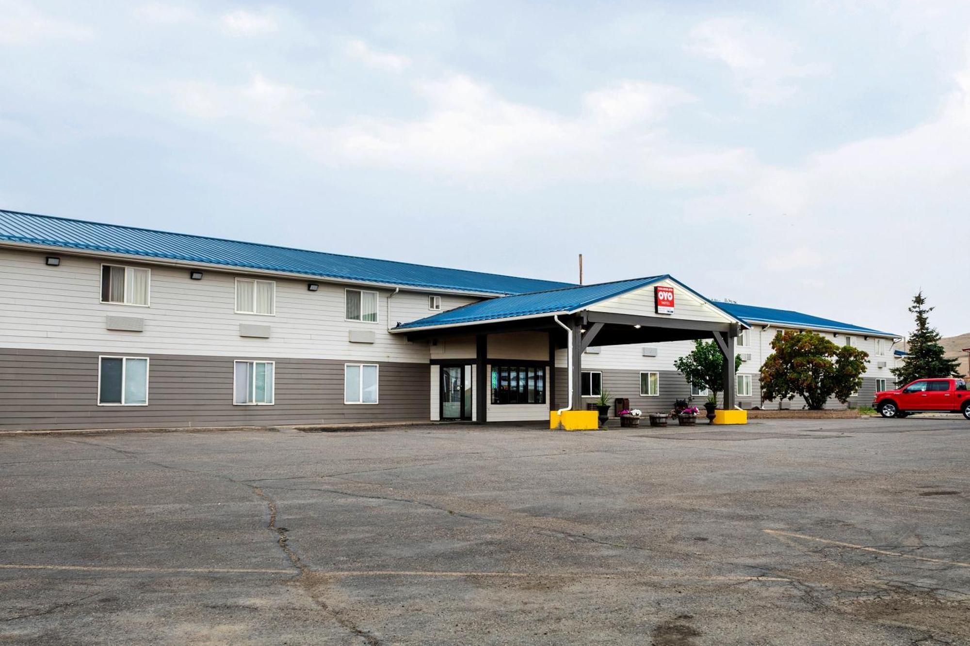 Oyo Hotel Shelby Mt Hwy 2 & I-15 Exteriör bild